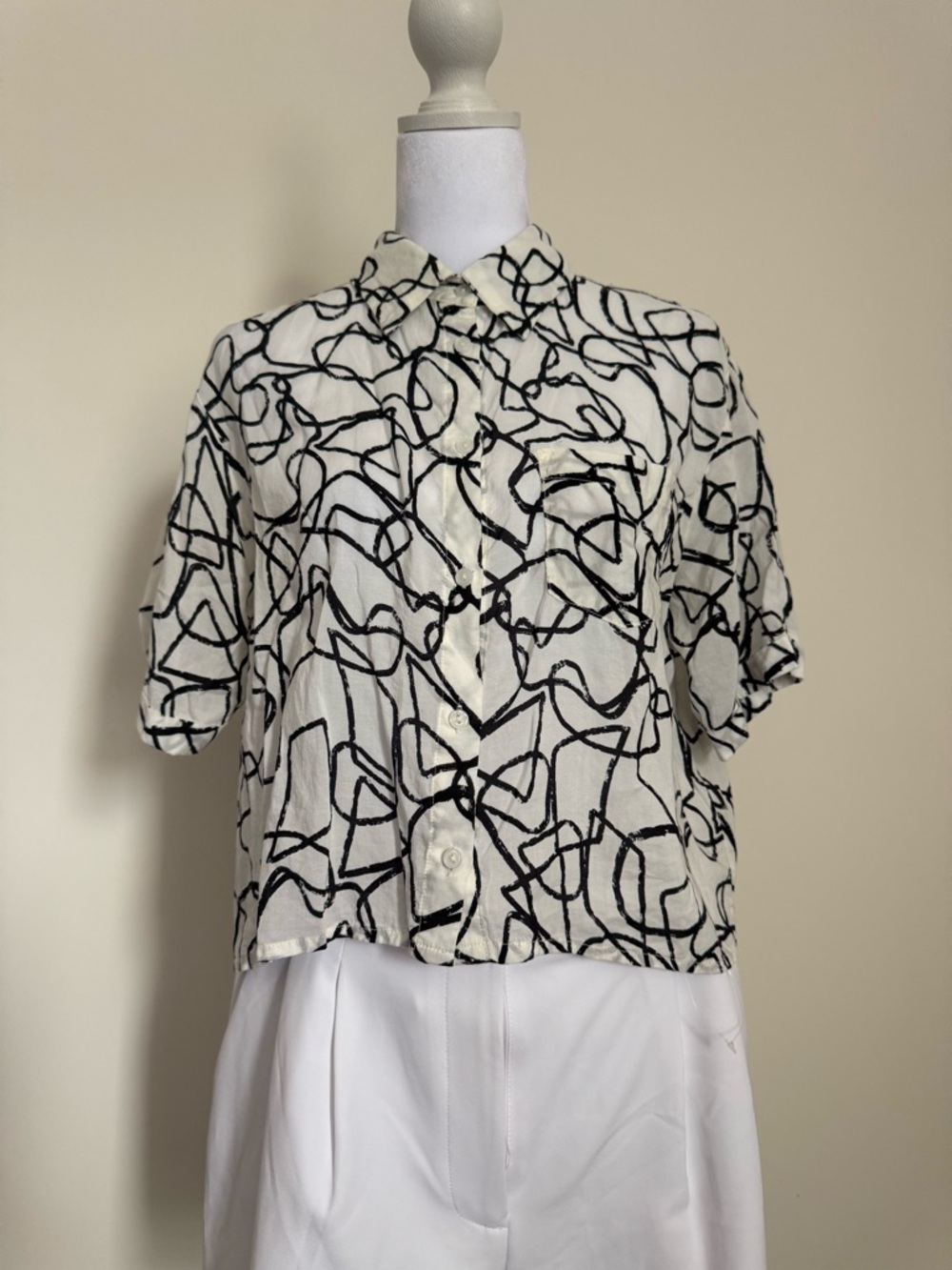 Astr White button up crop Top with Black Abstract Print size medium women’s